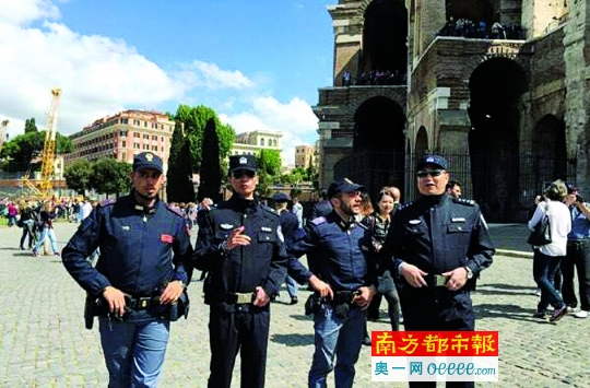 广州警察庞波(右一)在意大利街头巡逻。通讯员供图