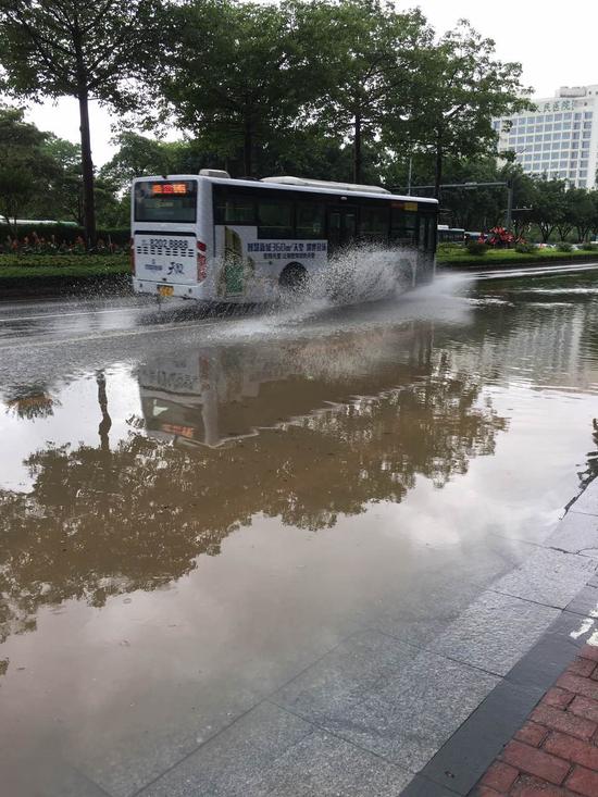 岭南大道积水严重