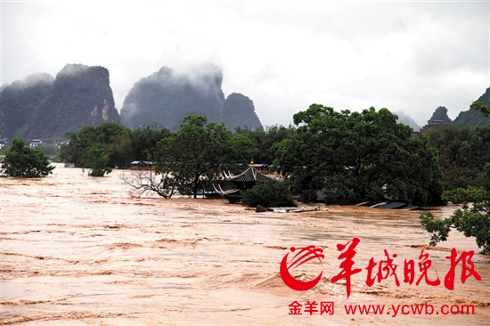 5月8日，广西桂林消防官兵解救被洪水围困群众 新华社发