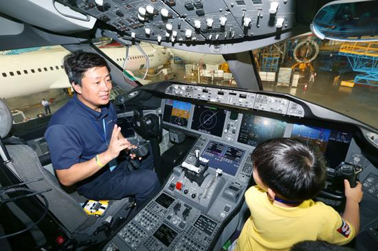 小朋友参观南航787梦想飞机的驾驶舱、客舱