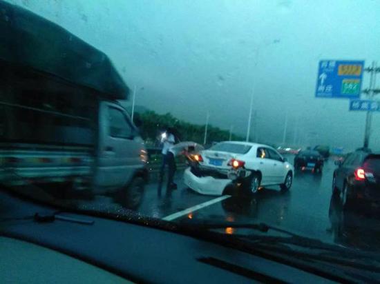 暴雨引起交通事故