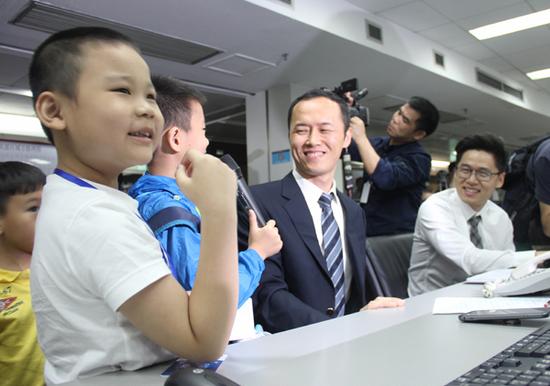 小朋友与南航ＣＺ305航班机长空地对话　马旭辉　摄