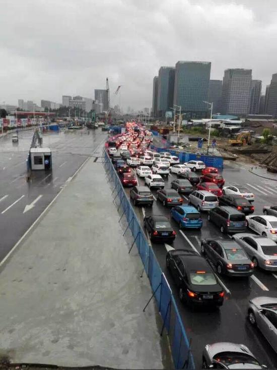 大雨致季华大桥塞车