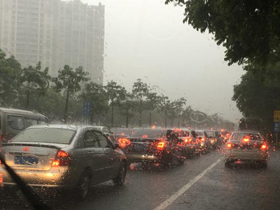 暴雨中的佛山大道南