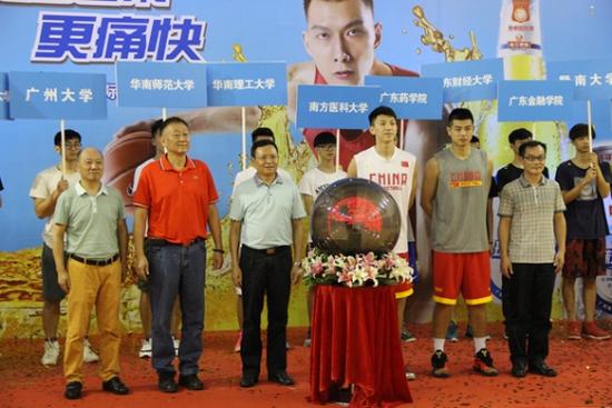 广州市体育局副巡视员陈晓光先生、珠江啤酒副总经理王志斌先生和高校代表一起参与大学生校际篮球争霸赛的启动仪式