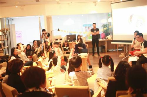 90后作家雷媛媛母亲节献礼 《爸爸妈妈的礼物