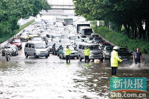 ■广园路科韵路立交路段水浸最深近1米。