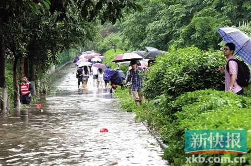 ■广园路东西双向路段出现严重的拥堵,不少上班族下车步行通过水浸区域。