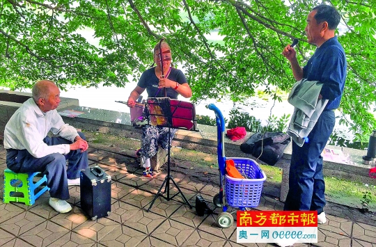三人也可组成一个乐队，声音由麦克风通过扩音器传出，显得非常嘹亮。
