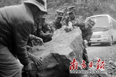 11日，武警昌都市支队丁青县中队官兵在清理昌都市丁青县嘎塔乡果东村道路。新华社发