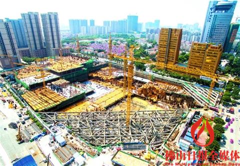 昨日,位于禅城魁奇路与汾江路交界的城南客运站工地正在施工