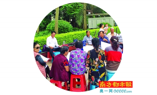  惠城区南门公园，不少市民在自弹自乐。