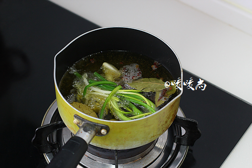 4.花生油放入锅内，低油温放入香料，炸出香味。