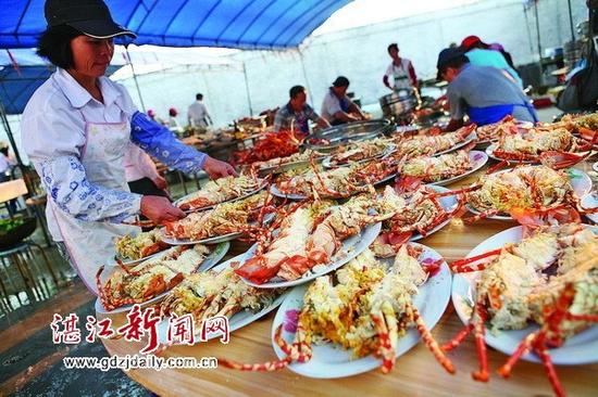 在湛江，大龙虾不仅出现在大酒店里，也会出现在乡间寻常人家。 记者欧阳泽 摄