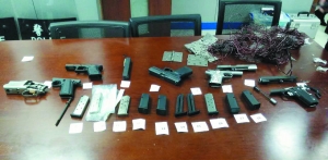 深圳非法贩运枪支案缴获的枪支弹药。
