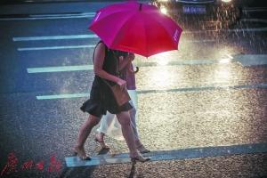 ▲昌岗地铁站附近,市民在大雨中狼狈前行。广州日报记者陈忧子摄