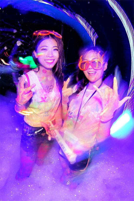 2016广州炫彩夜跑举行 海心沙成彩色战场