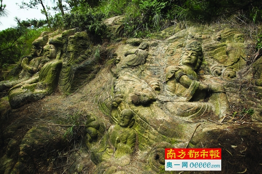 老虾岗林场，岩壁上的石佛雕像覆满青苔。 南都记者 孙振飞 摄