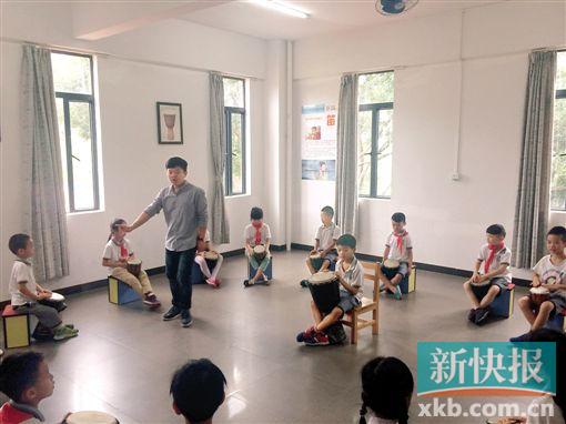 ■一民办小学少年宫的非洲鼓课程上,音乐老师李辉正在给一年级学生讲授非洲鼓的打击技巧。