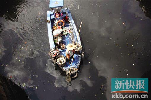 ■虽然有环保船每天打捞垃圾，但石井河仍存在污染现象。(资料图， 王翔/摄)