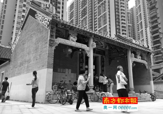 2016年5月，被包围在高楼大厦中的杨箕村祠堂。南都记者 陈坤荣 摄