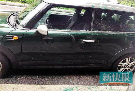 ■受害车辆车窗玻璃被砸碎，玻璃渣落一地。彭程/摄