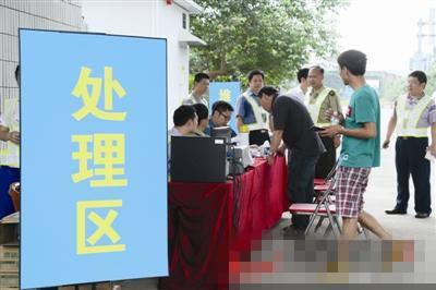 受损车主在集中处理区咨询