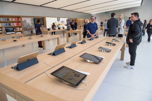 15年前,第一家Apple store开业,可能连乔布斯本人也没有想到它会取得如此的成功。现在,Apple store的总数已经达到了479家,其单位面积创收甚至超过了珠宝店。很多公司如法炮制,希望可以复制Apple store的成功。