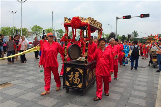 巡游队伍浩浩荡荡,共十个方阵