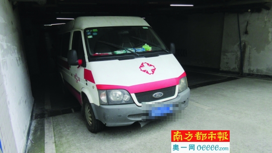 被查扣的黑救护车车身喷涂有红十字标志，但无救护车标志灯。通讯员供图