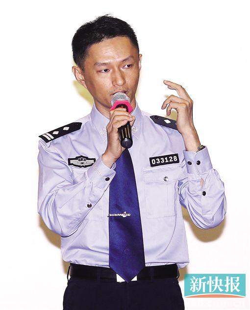■5月19日下午,荔湾区公安分局民警林云在暨南大学向师生介绍在2014年9月16日海珠区南田路缉毒枪战英勇负伤的经过。 新快报记者 宁彪/摄