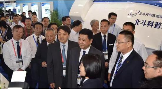 海格通信旗下子公司广东南方海岸胡梦琪总经理向中国卫星导航系统委员会主席王力、北斗卫星导航系统总设计师杨长风介绍海格北斗助力电子通关