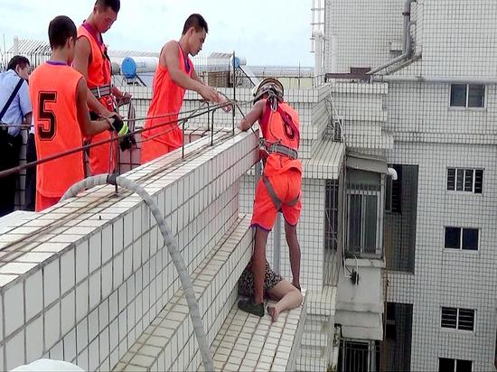 年轻女子为情要跳楼 派出所民警消防官兵齐解