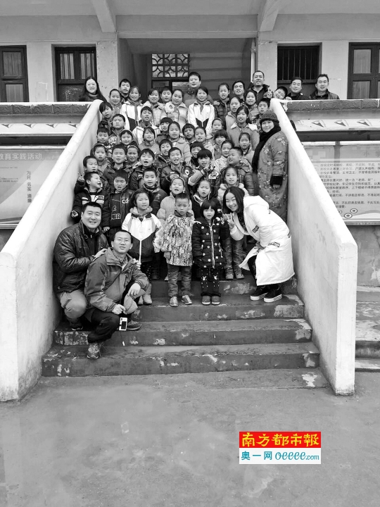 椰子、老马等广州资助人2015年年底与被资助的湖南小学学生合影。 受访者供图