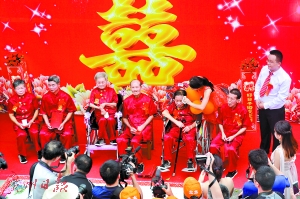 这场集体婚礼，终于圆了老人们的婚礼梦。