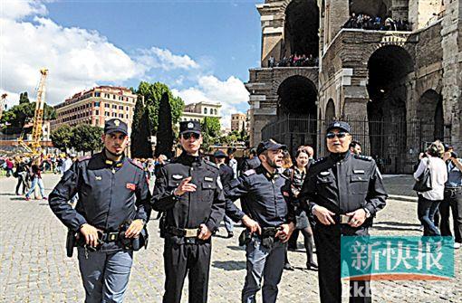 ■中国警察在意大利的街头巡逻，最右为庞波。通讯员供图