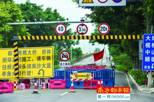 西樵大桥引桥位置竖起

    警示牌、设置路障，禁止车辆通行。
