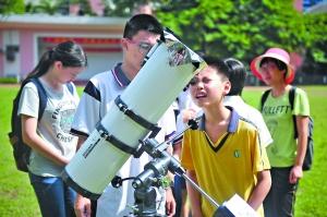 体验天文望眼镜。广州日报记者杨耀烨 摄