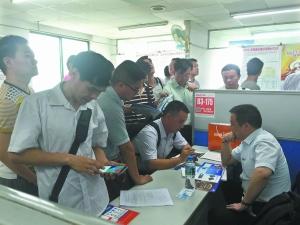 参加招聘会的求职者众多,但企业却难招到满意的人才