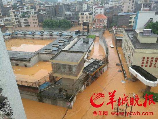 受暴雨袭击看守所水深超1.6米，民警游泳接收救生设备