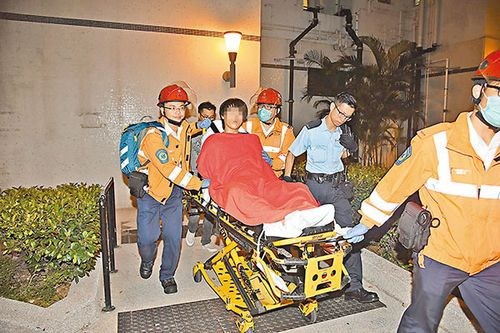用利刀指胸扬言自戕青年被制服送院检查。来源:香港《文汇报》