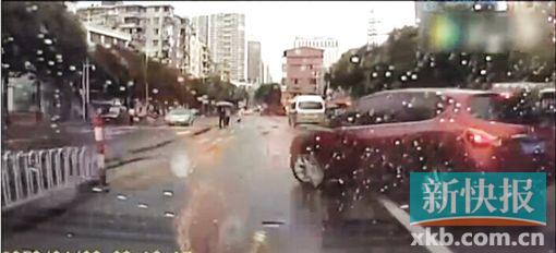 ■红车打右转灯左转掉头,导致后车急刹。