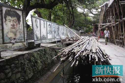 ■小洲村河涌上摆放着建筑用的竹杠。 新快报记者 宁彪/摄