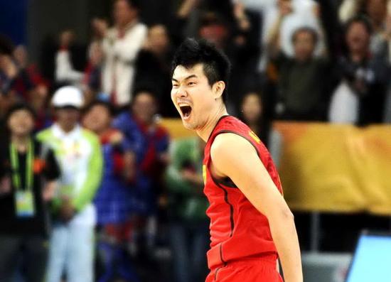 ▲ 2010 年 11 月 25 日，中国男篮在亚运男篮半决赛以 68 比 65 险胜伊朗队，中国男篮队员王仕鹏庆祝绝杀。