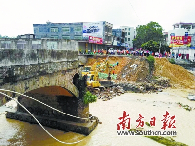 广东省道达北线（S370）西江小桥被洪水冲断，桥梁垮塌。 张宇 顾大炜 摄