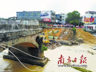 广东省道达北线(S370)西江小桥被洪水冲断,桥梁垮塌。 张宇 顾大炜 摄