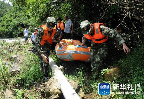 武警官兵在事发河段抬出遇难者遗体