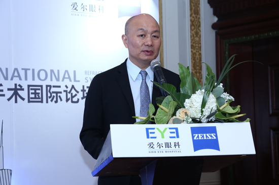 爱尔眼科医院集团董事长陈邦先生致辞。