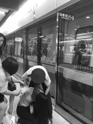 地铁工作人员和热心市民扶起女孩