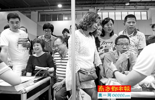 5月29日，在广州高中招生咨询会上，家长围在铁一中摊位前听老师答疑。南都记者 冯宙锋 摄